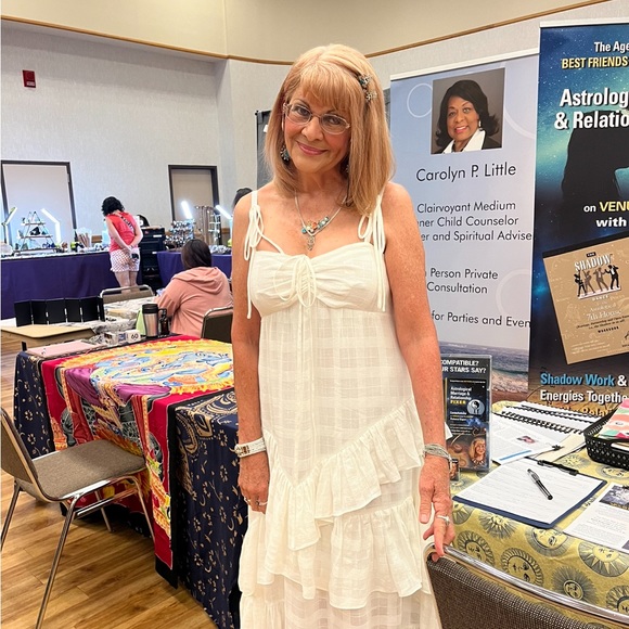 Meet your Posher, Rebeca - Picture 1 of 12